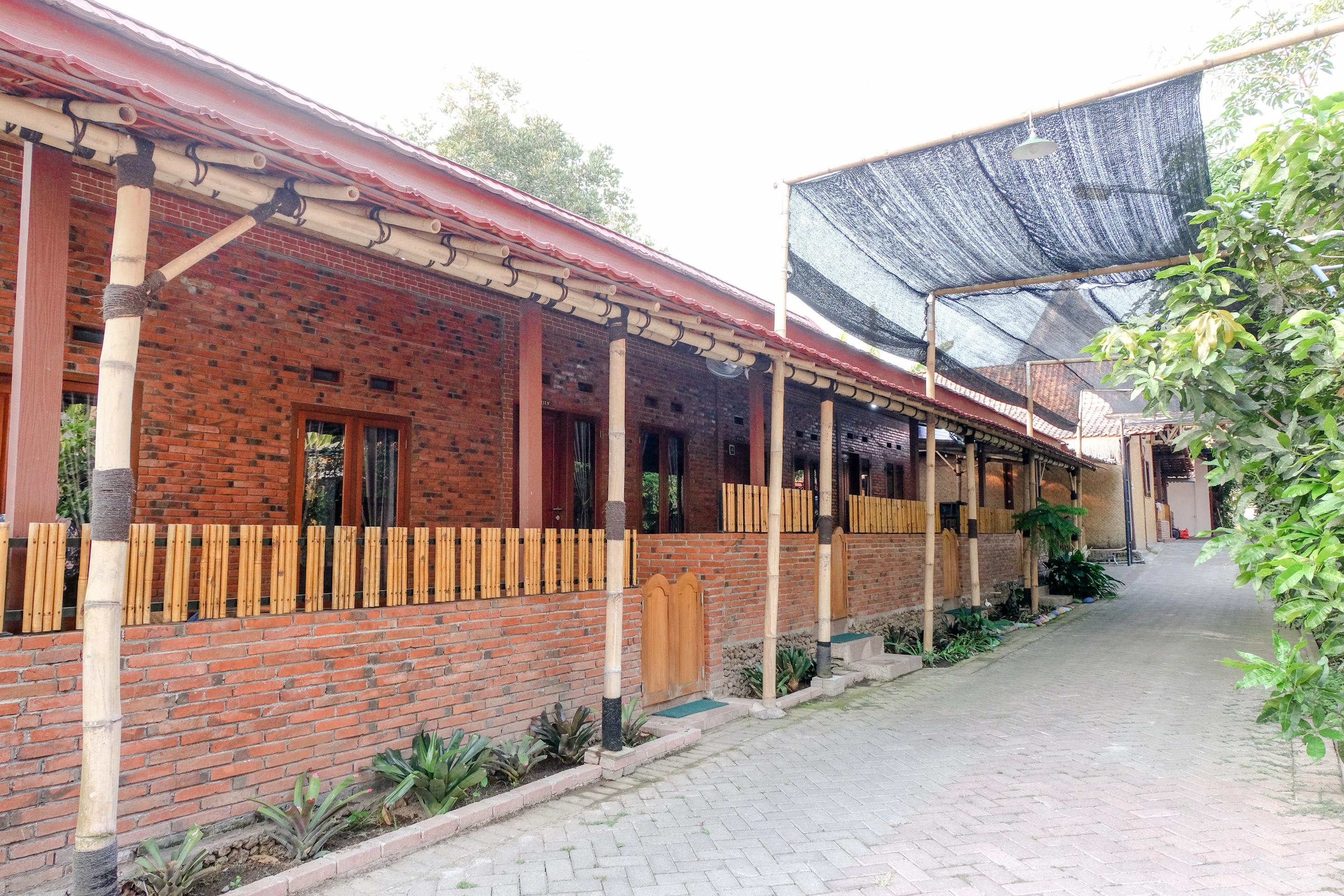 Vaccinated Staff - Oyo 1230 Kampoeng Osing Syariah Guesthouse Banyuwangi  Luaran gambar